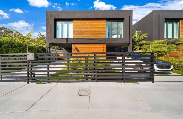 Wynwood/Design District TH w/heated Pool