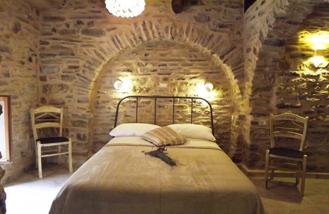 XVII SEC. WINE CELLAR, FULLY RENOVATED, WITH SHARED TERRACE AND POOL
