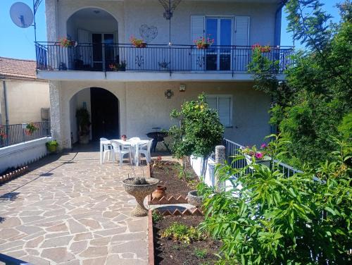 Yasmir Home