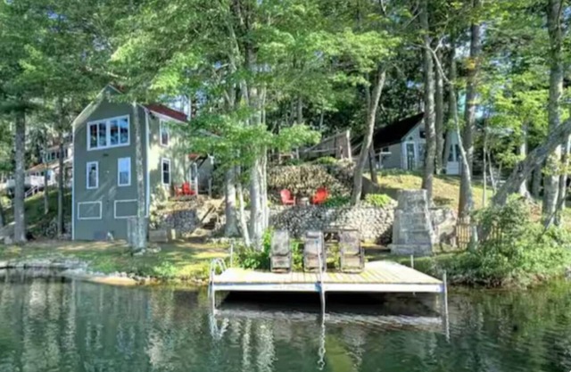Year-round 3-bedroom WATERFRONT Windham cabin with WiFi