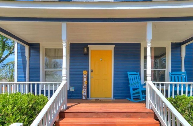 Yellow Door Cozy Cottage