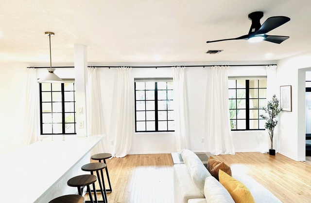 YELLOW HOUSE: Modern Luxe Charm
