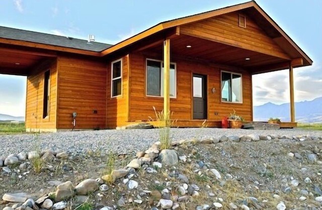 Yellowstone Cabin on the River with Private Acre Pond, Five Miles from Chico