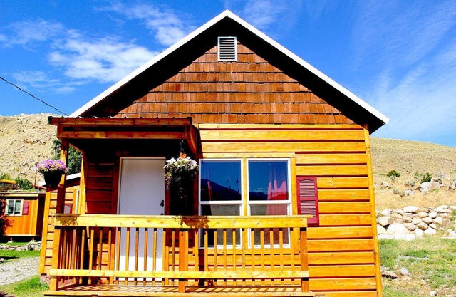 Yellowstone's Treasure Cabin #4, 2 bedrooms & 2 full bathrooms, few min drive to Yellowstone Park