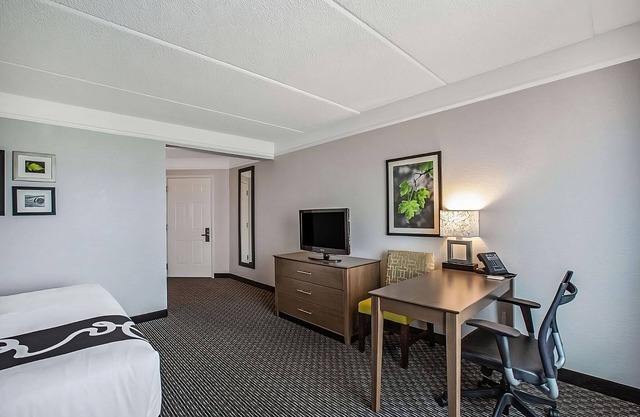 You Found It! Free Parking, Free Breakfast, Onsite Pool, Pets Allowed