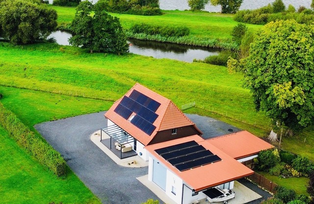 Young dyke house Idyllically situated on the Oste with a view of Lake Vörder