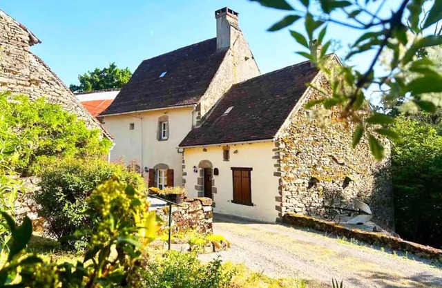 Your family paradise with pool and large garden. Pets welcome.