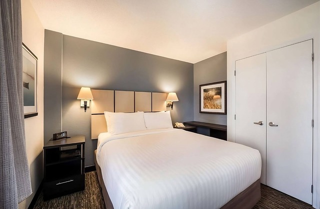 Your Home Away From Home! 2 Spacious Units, Full Kitchen, Pet-friendly Hotel!
