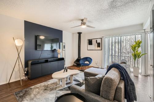 Your Modern King Suite Getaway - Sleeps 4 - Pool, Prkg