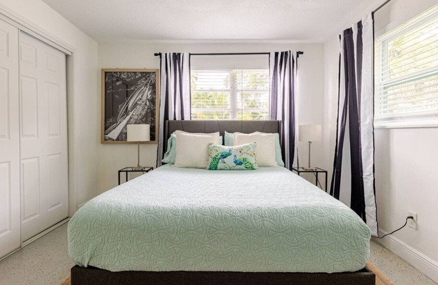 Your Modern South Fla. Oasis: Comfy & Central