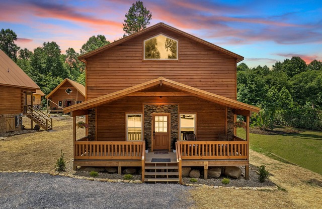 Your Perfect Vacation Awaits! 4 Suites, FirePit, Game Room & Saltwater Pool!