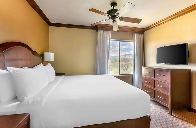 Your Red Rock Getaway! Full Kitchen, Free Parking, Outdoor Swimming Pool!