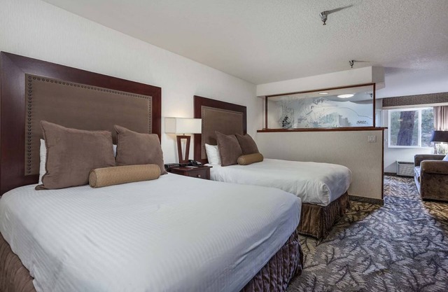 Your Relaxing Getaway Awaits! Outdoor Pool, Pets Allowed Near Trader Joe