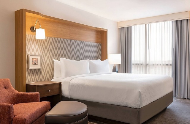 Your Relaxing Home Away from Home! Contemporary Unit! Indoor Swimming Pool!