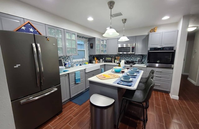 Your St Pete and Clear Water Close Builtin Pool King Bed Full Kitchen Island