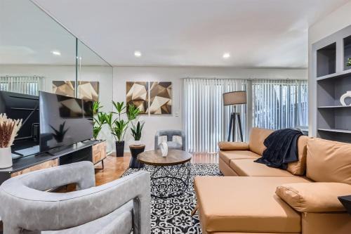 Your Walkable King Bed Getaway - Sleeps 4 - Pool Pkg