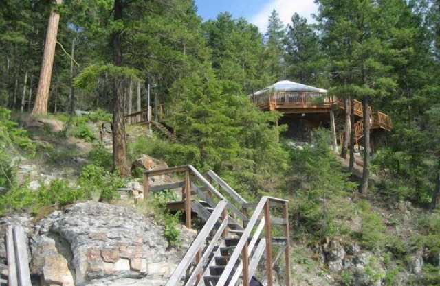 Yurt living, lake front, hiking, shopping, parade, concert, fireworks display