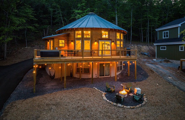 Yurt Retreat, Hot Tub, Loft w/Shuffleboard, Mtn Views, Fire Pit, EV charger