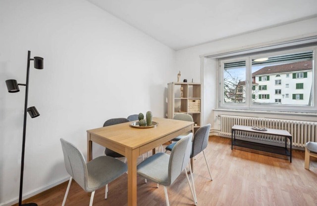 Zürich 2BR Apt: Essential Comfort & Access