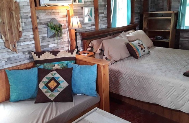 Zannabella B&B-Glamping- Cedar Grove Cabin - Ingram, TX breakfast included