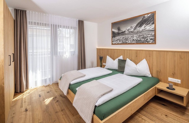 'Zum Sonnentor - Apartment Larix 2' with Mountain View, Balcony & Wi-Fi