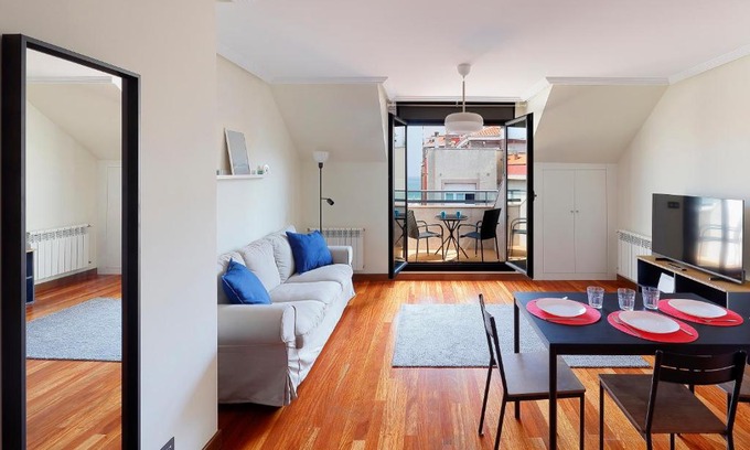 Gijon City Centre Apartment | Ático con terraza, vistas al mar y parking en playa de S Lorenzo