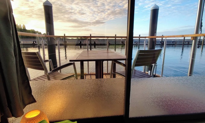 Knieper Nord Boat Rental | ÖKO Budget Houseboat Retreat Morgenrot