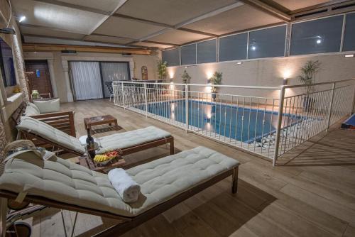 Ein Ya'akov Ski Chalet | סגול - סוויטת יוקרה עם בריכה פרטית