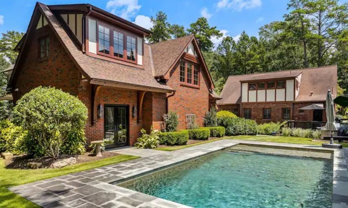 Buckhead House | ᴥ Luxury Houses Free Parking! Pool! Pet Friendly ᴥn