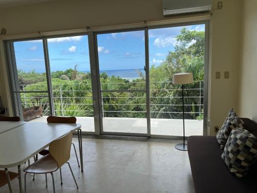Ishigaki Cabin | 青の洞窟 'Blue in Green' 青の洞窟が目の前のコテージ! Ocean view & 満天の星! 広々セミダブルベッド