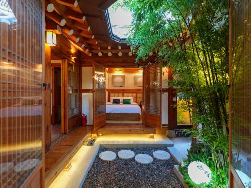 Seochon Villa | #오픈할인# 경복궁역 도보 4분#한옥#전통체험#경복궁,인사동,북촌,서촌,광화문,명동, 동대문 바로 옆#짐보관# 9인#호텔침구#각방에어컨#무료와이파이#세탁건조기#교통최고