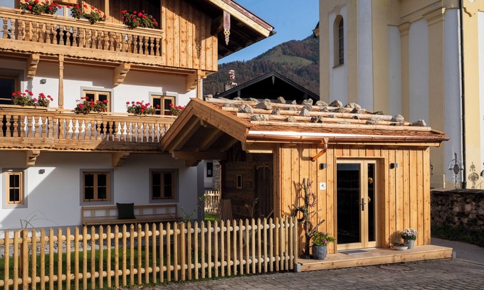 Schleching Apartment | 04 Christl, 80 sqm, 2 bedrooms, balcony, sauna, tiled stove