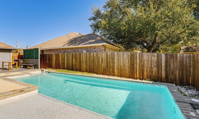 Frisco House | 1/2 Mi to Frisco Commons Park: Poolside Oasis!