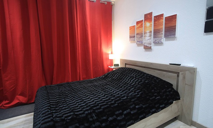 Camaret-sur-Aigues Apartment | 1 Apartment type chalet. Fully equipped, air-conditioned with swimming pool. Private