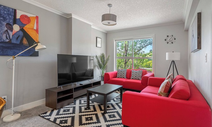 Crescent Heights Condo | 1 Bed + 1 Bath Vibrant, Stylish & Cozy Waterfront Condo in Downtown