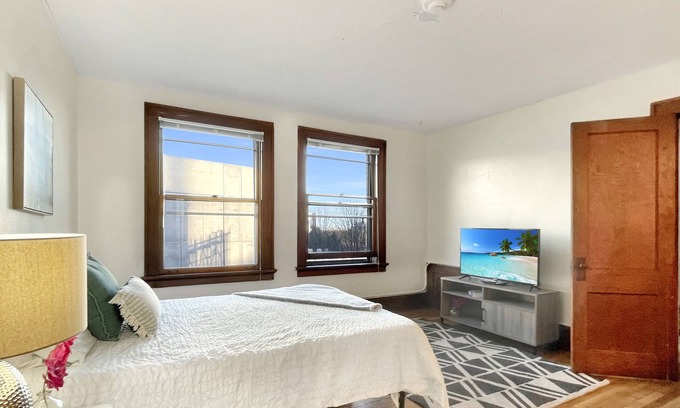 Downtown Des Moines Apartment | 1 Bed Apt on Grand - Walk to 3 Breweries!
