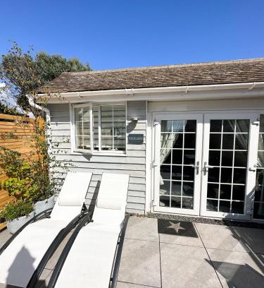 South Hayling House | 1 Bed Cabin - Sleeps 2 - Pets - Garden - Parking