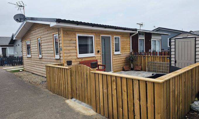 Bridlington Ski Chalet | 1 Bed Cabin - Sleeps 2 - Pets - 2 Min To Beach