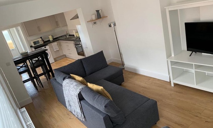 Whitstable Apartment | 1 Bed Flat Sleeps 4 Free Parking Balcony