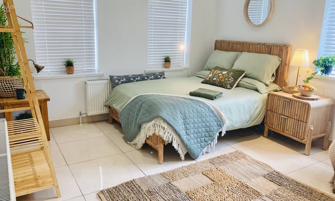 Eglinton Apartment | 1 Bed Flat - Sleeps 2 - Pets - Parking - Garden