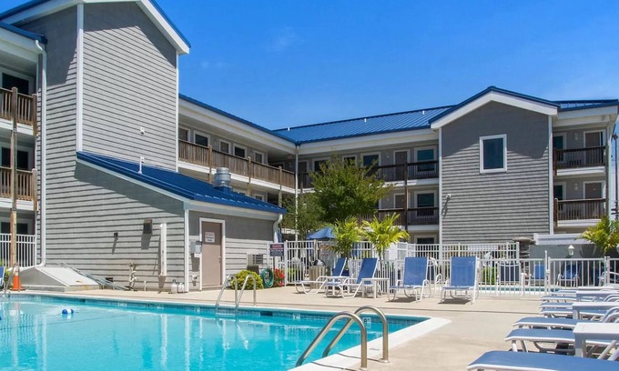 Caine Woods Condo | 1 Bedroom/1 Bath Hidden Gem - Walk to the Beach or Relax Poolside! Sleeps 6.