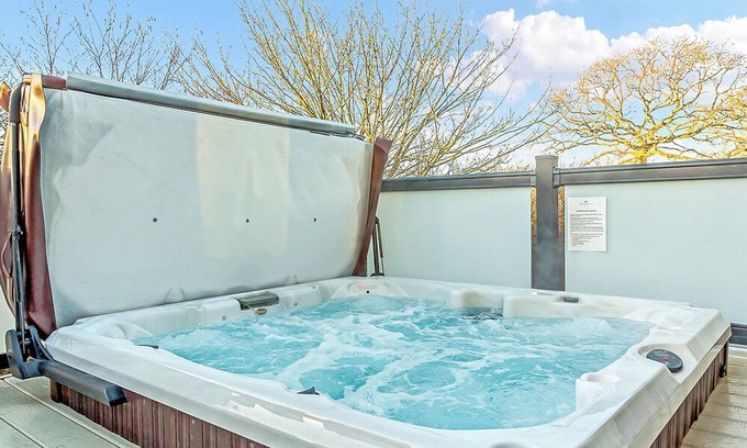 Axminster Ski Chalet | 1 bedroom accommodation in Axminster