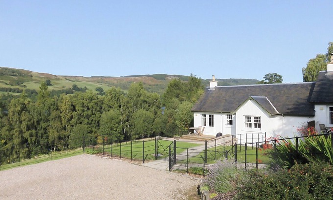 Strathtummel Cottage | 1 bedroom accommodation in Foss, near Pitlochry