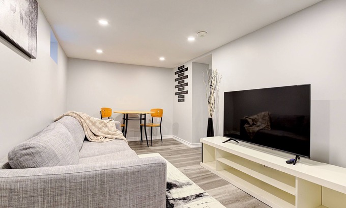 Mount Hope Huron Park House | 1 Bedroom Apartment Downtown - Close to Hospital and University