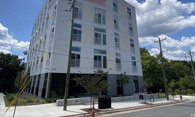 Downtown Condo | 1 Bedroom Condo L-555191 by Houzlet