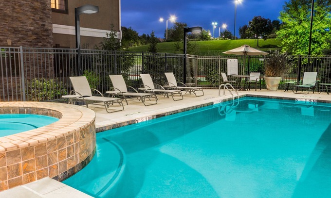 Independence Condo | 1 Bedroom | Free Breakfast. Outdoor Pool & Hot Tub