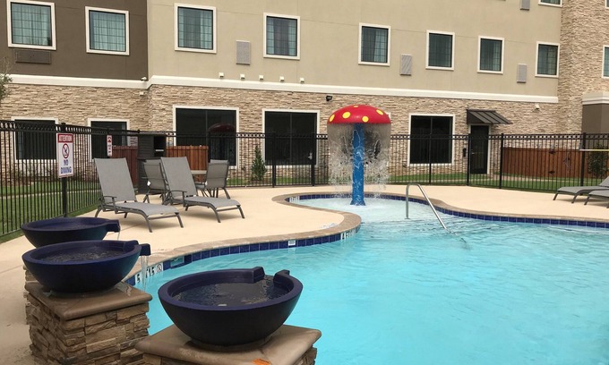 The Colony Condo | 1 Bedroom | Outdoor Pool, Free Wi-Fi & Breakfast