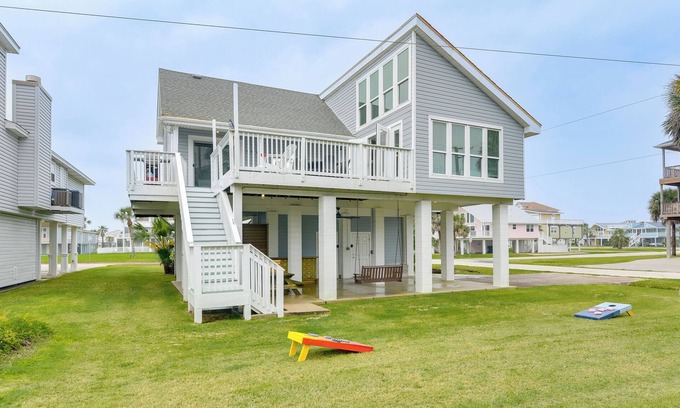 Pirates Beach House | 1 Block to Beach: Family Retreat in Galveston!