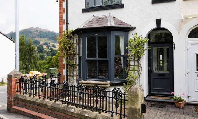 Llangollen House | 1 BODWEN VILLAS, pet friendly, with a garden in Llangollen