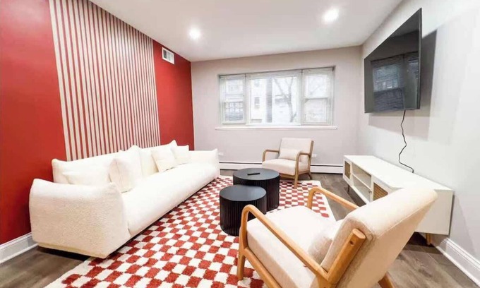 Lake View East Apartment | 1 GB Wi-Fi, 1 Reserved Parking Space, Sleeps 4